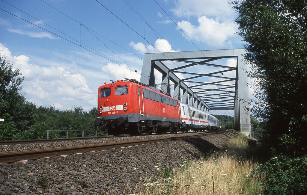 110106 überquert mit einem Leerwagen Park die Brücke über den Mittelland Kanal bei Bohmte und ist am 3.8.2002 um 14.40 Uhr auf der Rollbahn unterwegs nach Osnabrück.