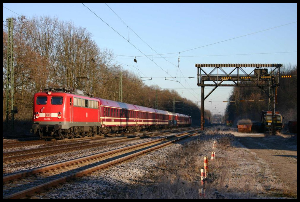 1101178 fährt hier mit der Leergarnitur des Schnee Express am 16.01.2005 zurück nach Münster und kommt hier durch den Bahnhof Natrup Hagen, der damals noch über zwei Überholgleise verfügte. Die Gleise wurden im Jahr 2019 abgebaut. Auch der hier schon nicht mehr in Betrieb befindliche Brückenkran ist heute nicht mehr zugänglich. Das Gelände wurde von einer Privatfirma übernommen. 