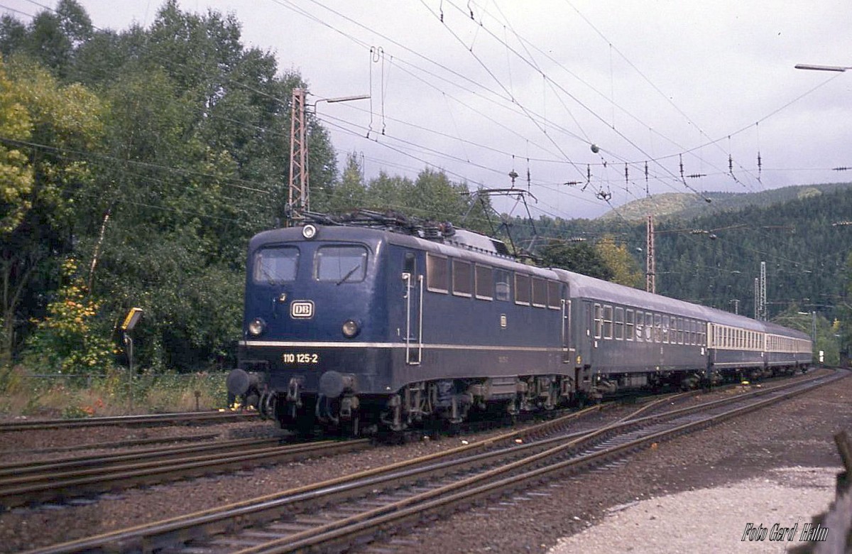 110125 fährt mit D 2613 nach Frankfurt am 7.10.1988 um 11.24 Uhr in Altenhundem ein.