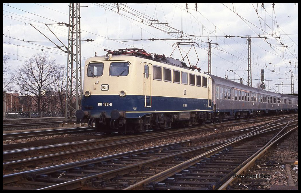 110128 fuhr am 25.3.1993 um 14.03 Uhr mit einer Garnitur Silberlinge in Köln Deutz in Richtung Hauptbahnhof Köln aus.