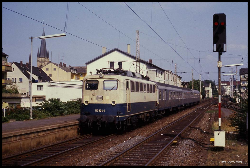 110134 fährt hier am 27.8.1990 mit dem Eilzug nach Münster um 15.19 Uhr in Paderborn ein.