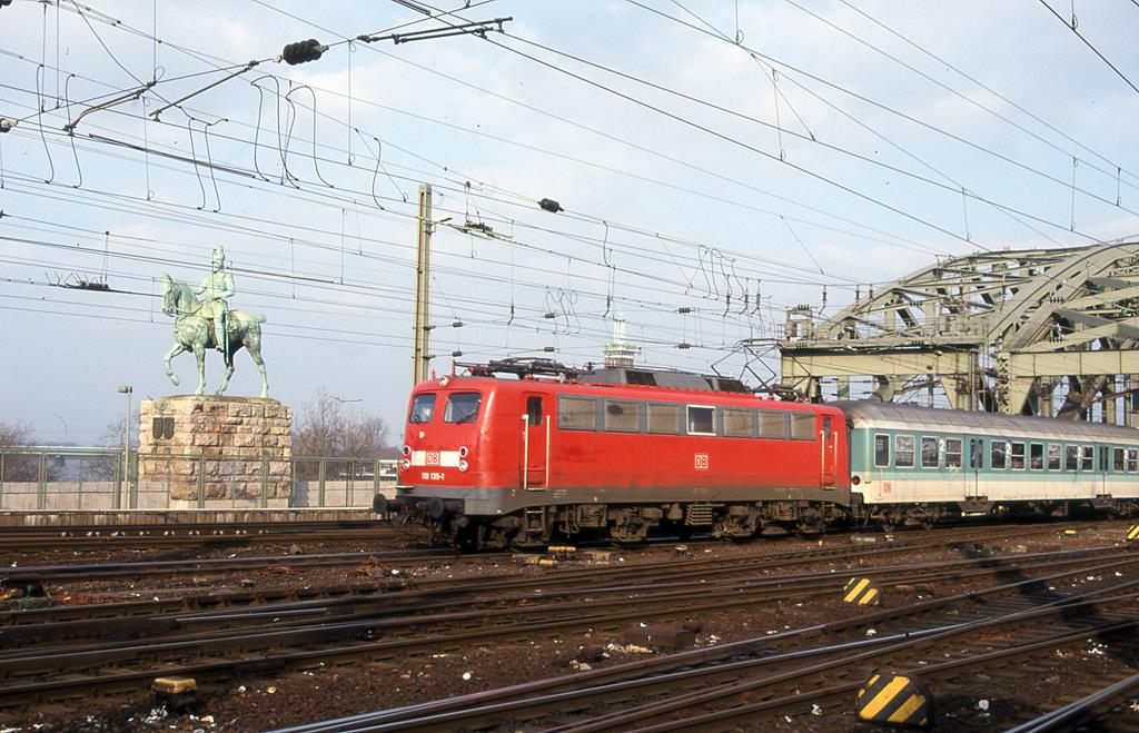 110135 verläßt am 24.3.1999 um 16.35 Uhr mit einer RB Garnitur die Hohenzollernbrücke in Köln und fährt in den HBF Köln ein.