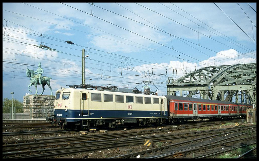 110142 verläßt mit dem RE 6 nach Koblenz am 9.5.2001 um 17.18 Uhr die Hohenzollernbrücke und fährt in den HBF Köln ein.