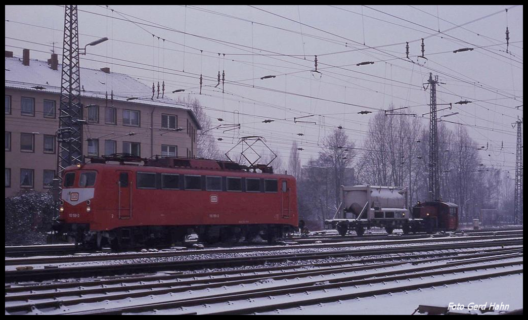 110148 und dahinter Köf 323264 rangieren gegen 10.05 Uhr am 13.2.1991 im oberen Teil des HBF Osnabrück.