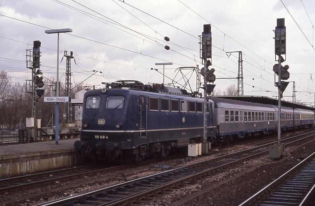 110148 war am 25.3.1993 bei der Fahrt mit dem Eilzug nach Kleve noch im  blauen Kleid  zu bewundern. Um 14.15 Uhr hielt der Zug im Bahnhof Köln Deutz.
