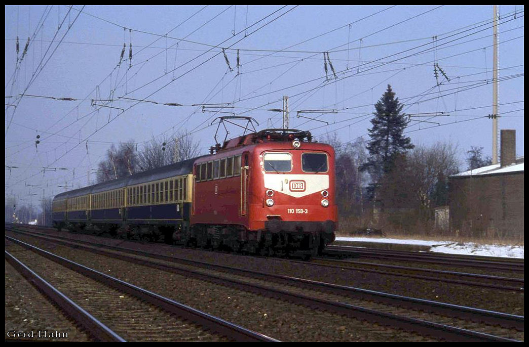 110158 fährt hier am 20.2.1991 um 14.08 Uhr mit dem D nach Koblenz am Haltepunkt Hiddenhausen Schweicheln vorbei.