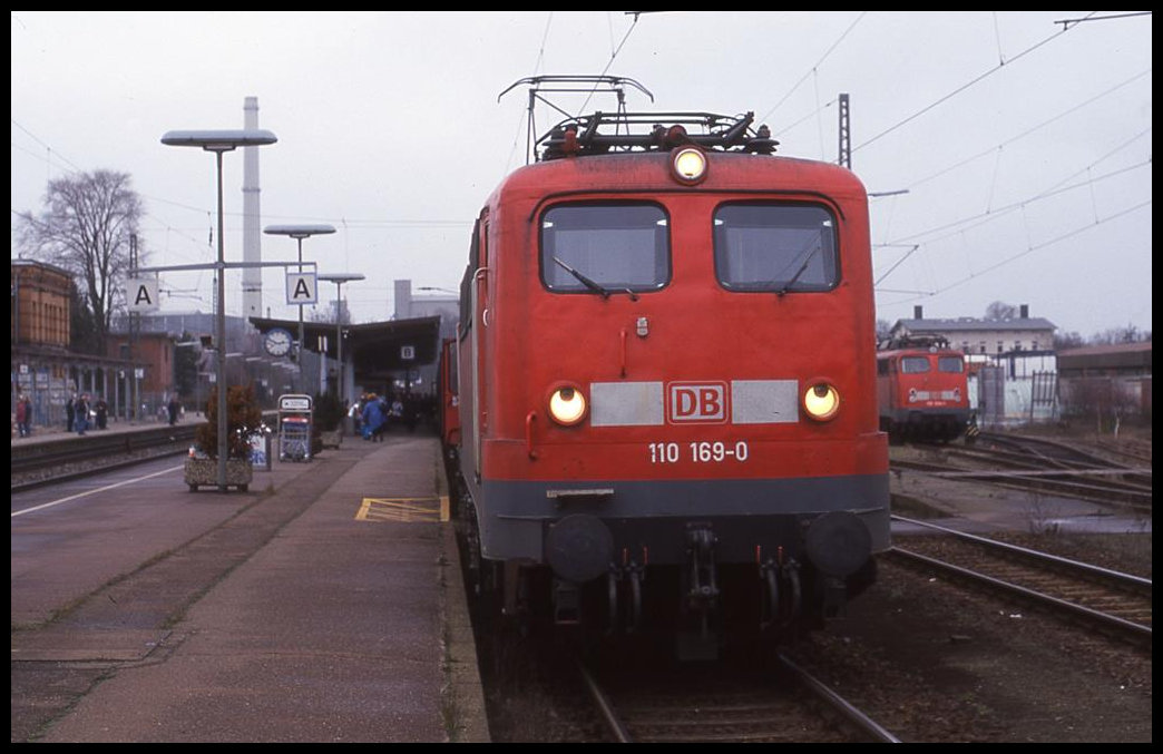 110169-o steht hier am 9.1.2000 um 14.49 Uhr abfahrbereit mit dem RB nach Hannover HBF im Bahnhof Uelzen.
