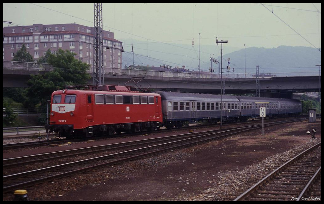 110185 fährt hier aus Richtung Süden kommend mit einem stilreinen Silberling Zug am 24.5.1990 um 12.20 Uhr in den HBF Heidelberg ein.
