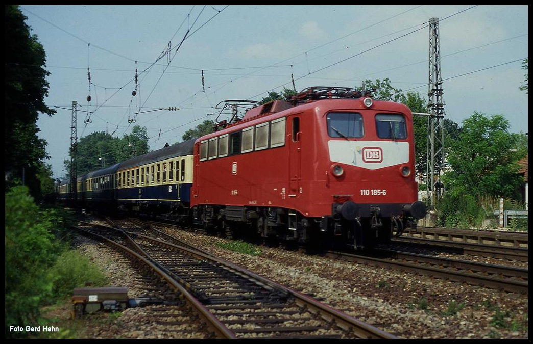 110185 fährt hier mit dem 2735 nach Stuttgart am 5.7.1991 um 16.27 Uhr in Wiesloch Walldorf ab.