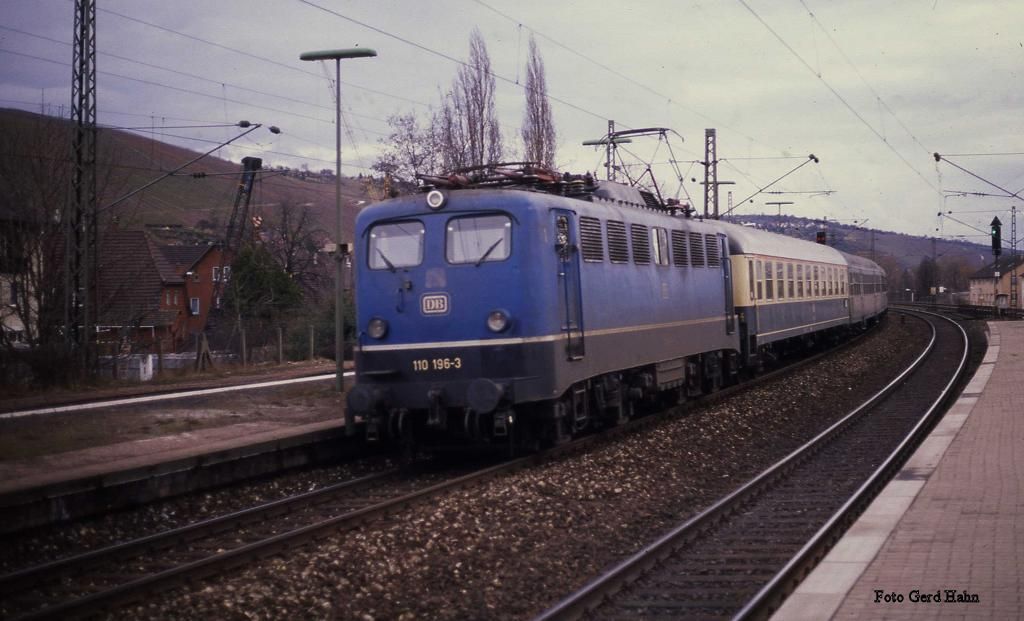 110196 mit E 3618 aus Tübingen am 3.3.1989 um 12.42 Uhr in Stuttgart Untertürkheim.