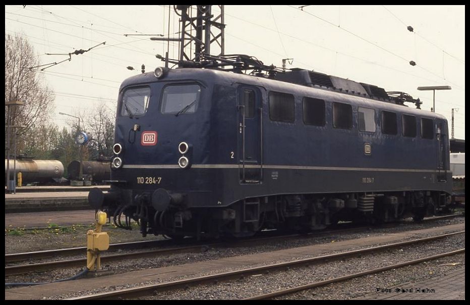 110204 blau wartet als Reserve Lok im HBF Osnabrück am 21.4.1992 auf den nächsten Einsatz!
