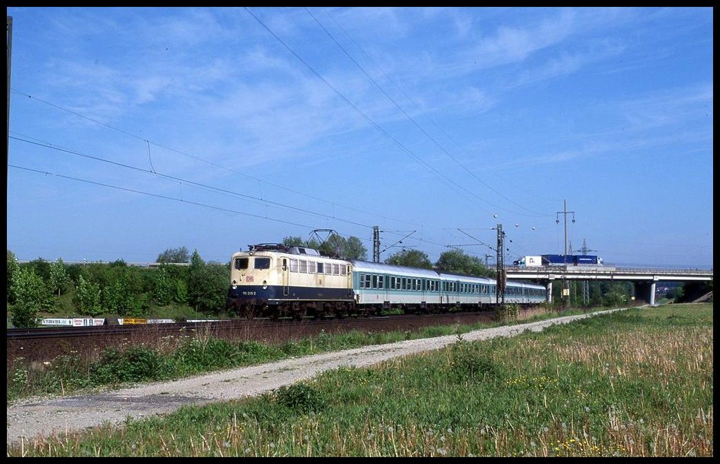 110205 ist hier bei Karlstadt am 17.5.1999 um 7.42 Uhr mit dem RB nach Würzburg unterwegs.