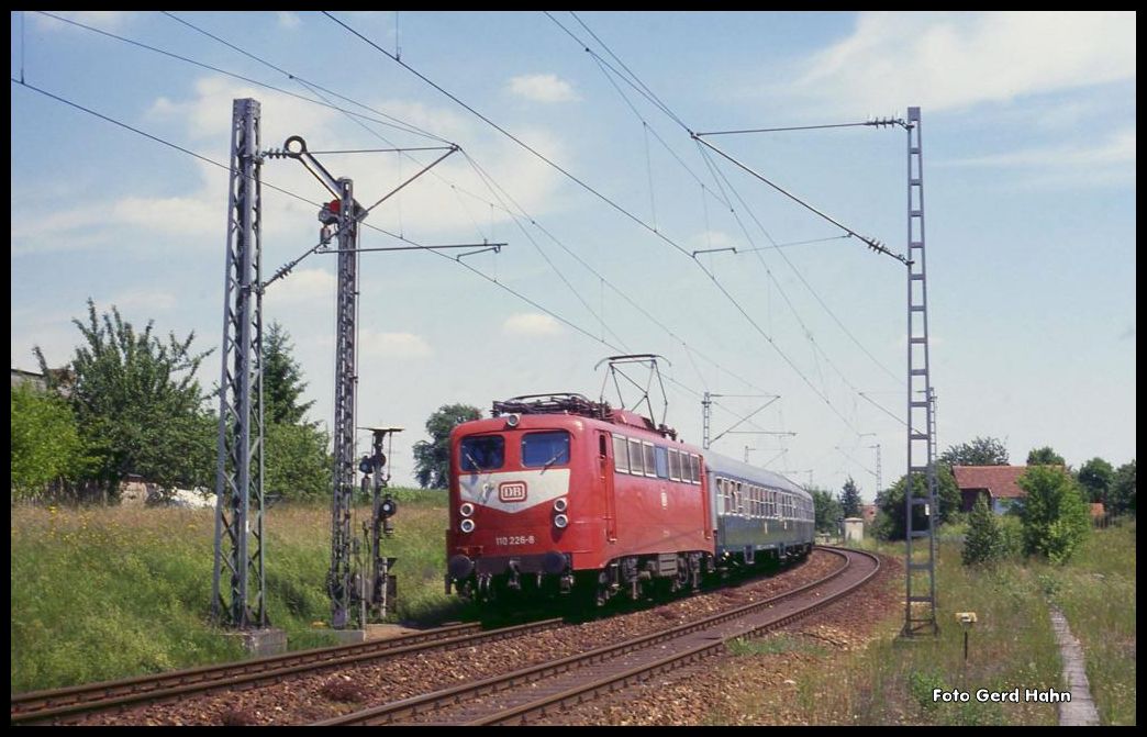 110226 ist am 27.5.1990 um 13.07 Uhr bei Oberschefflenz mit dem E 3208 in Richtung Mosbach unterwegs.