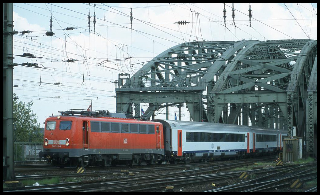 110245 verläßt am 9.5.2001 um 14.51 Uhr mit einer belgischen Schnellzugwagen Garnitur die Hohenzollernbrücke in Köln und fährt in den HBF Köln ein.