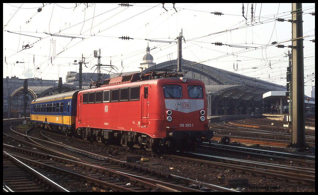 110263 mit einer holländischen Garnitur aus Eindhoven am 12.3.1997 um 15.32 Uhr im HBF Köln.