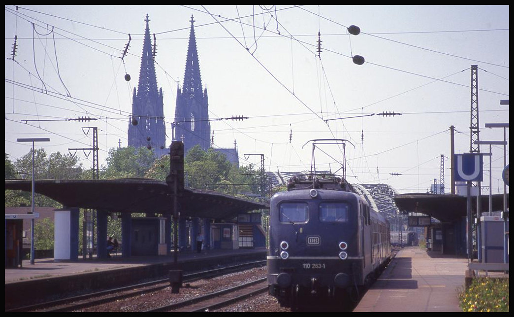 110263 steht hier am 21.5.1992 um 14.39 Uhr mit einem Personenzug im Bahnhof Köln Deutz.