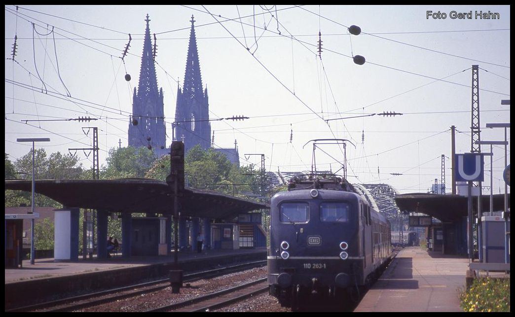 110263,die hier am 21.5.1992 mit einem Personenzug im Bahnhof Köln Deutz hält, gehörte damals zu den nur noch wenigen blauen Kasten Zehnern!
