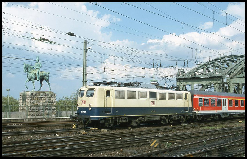 110279 verläßt am 9.5.2001 um 16.40 Uhr mit dem RE 9 nach Krefeld die Hohenzollernbrücke in Köln und fährt in den HBF Köln ein.