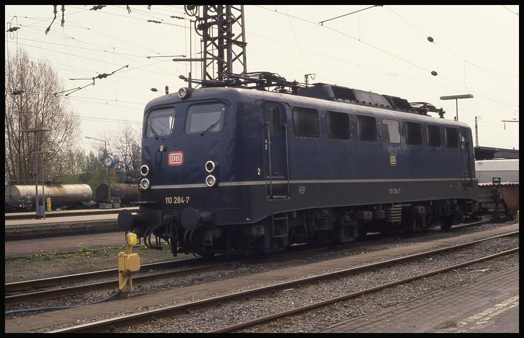 110284 in Blau mit rotem DB Keks am 21.4.1992 im oberen Bahnhof von Osnabrück.