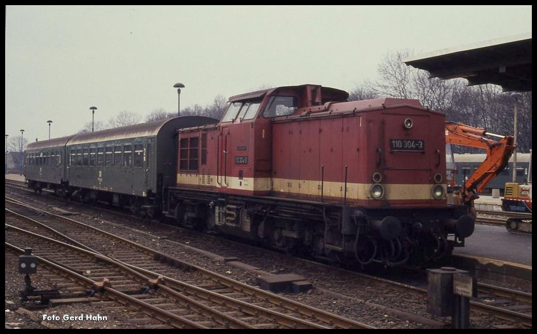 110304 fährt am 29.3.1991 mit einem Personenzug aus Vacha in Bad Salzungen ein.