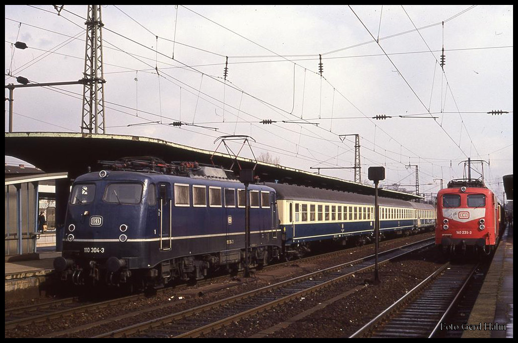 110304 noch in blauem Kleid mit E nach Bielefeld und 140235 bereits in rotem Outfit mit E nach Duisburg am 25.3.1993 um 14.04 Uhr im Köln Deutzer Bahnhof.