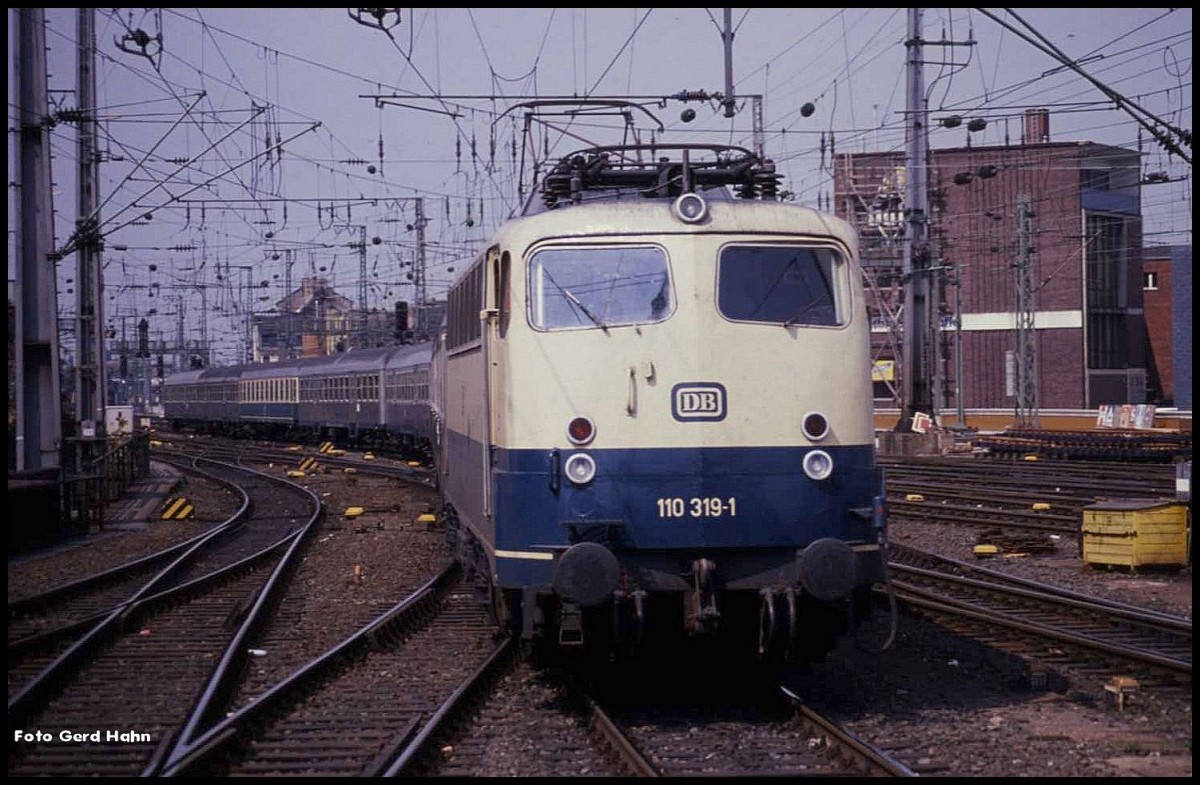 110319 fährt mit einer Leergarnitur am 26.4.1990 um 14.16 Uhr in den HBF Köln ein.