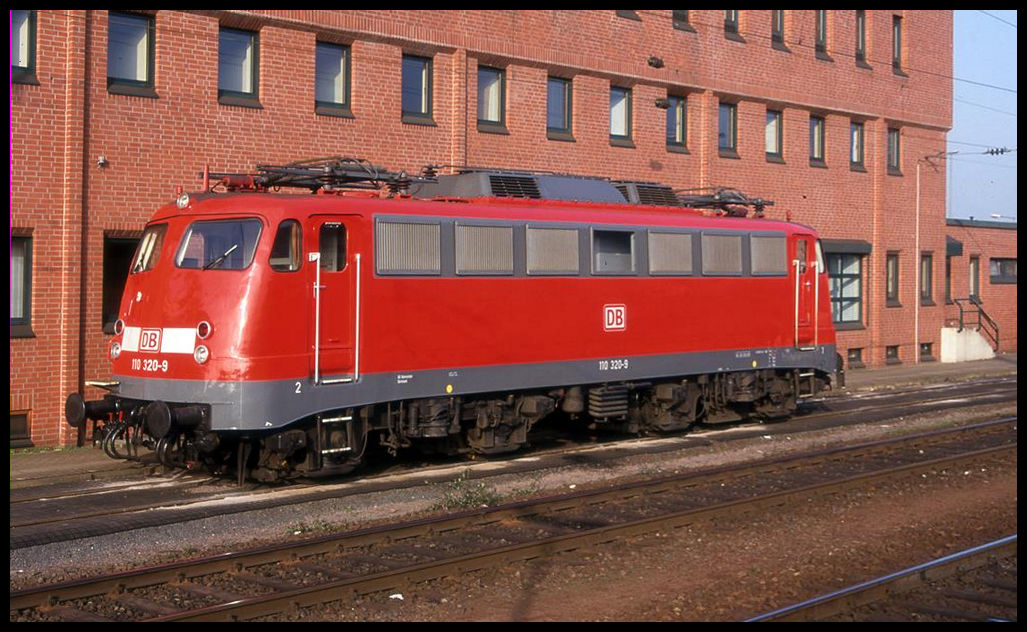 110320 wartet hier am 10.1.1999 im HBF Braunschweig auf ihren nächsten Einsatz.
