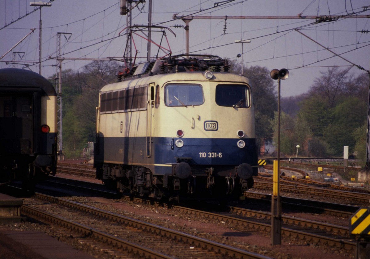 110331 rangiert im Grenzbahnhof Bad Bentheim am 7.4.1990.