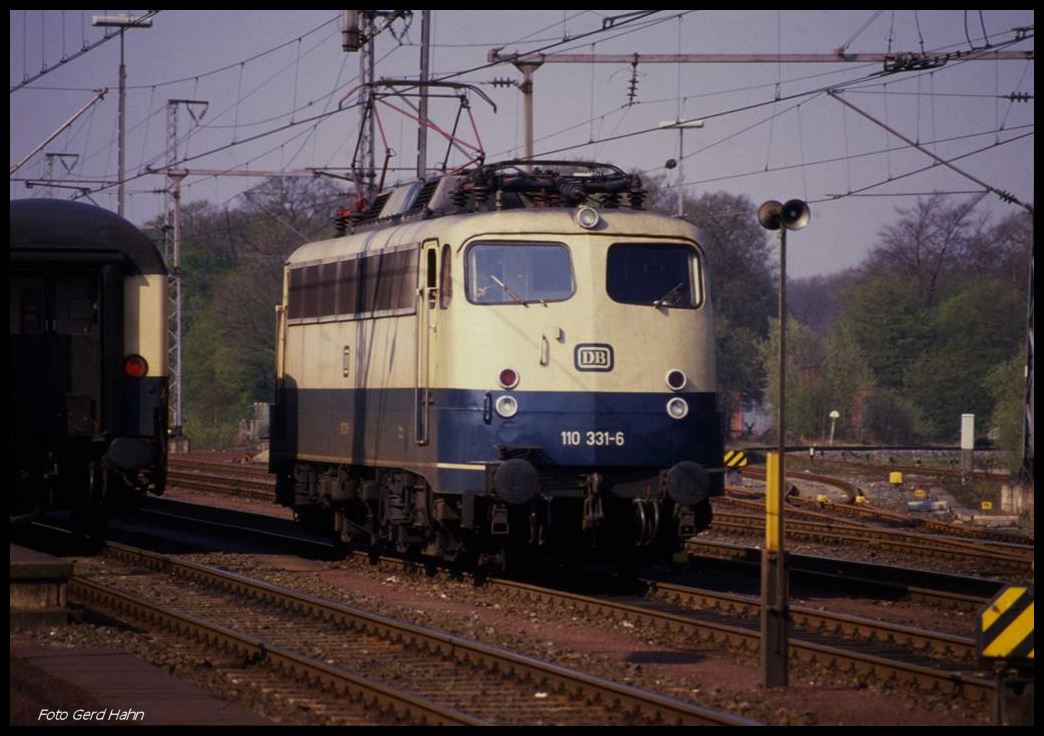 110331 rangierte am 7.4.1990 um 11.10 Uhr im Grenzbahnhof zu den Niederlanden in Bad Bentheim.