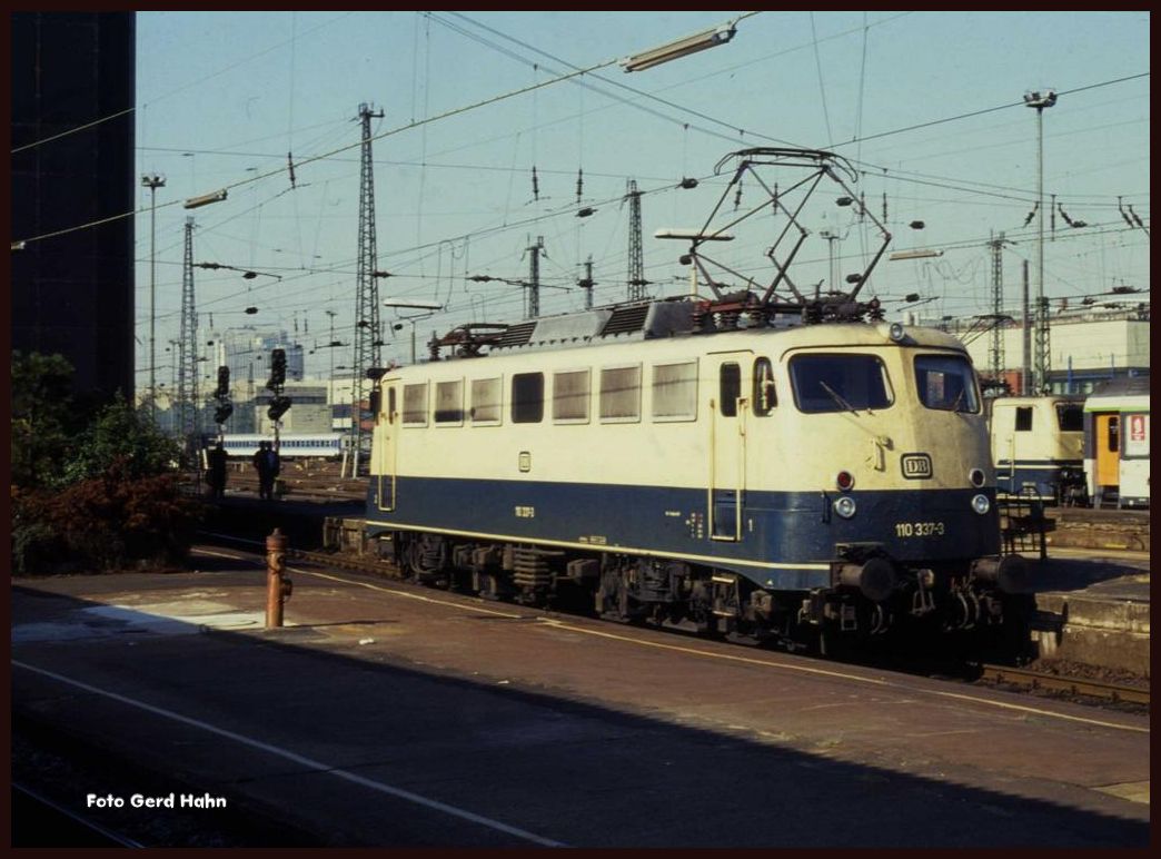110337 stand am 14.9.1991 um 10.55 Uhr im Schatten des großen Zentralstellwerk im HBF Frankfurt am Main.