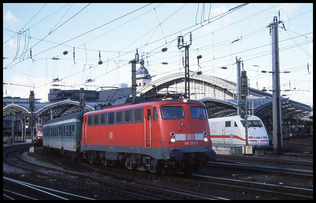110357-1 fährt hier am 26.2.2002 um 12.58 Uhr aus Köln HBF weiter nach Köln Deutz.