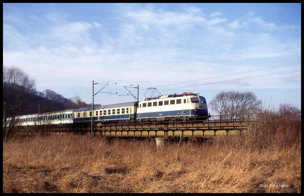 110386 mit einem RB Richtung Göttingen auf der Leinebrücke bei Freden am 14.01.1998.