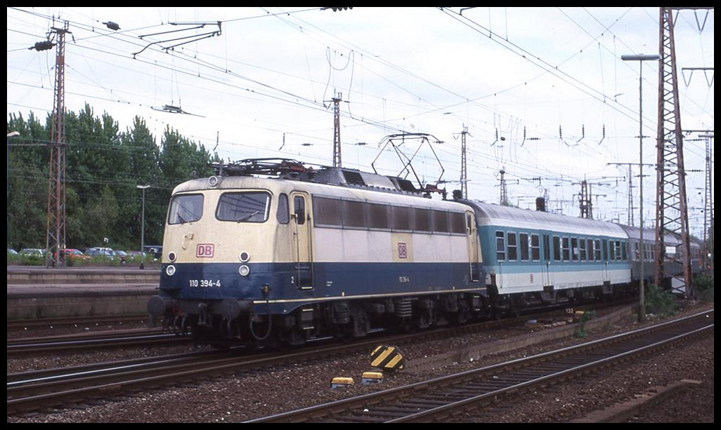 110394 fährt hier am 25.4.1999 um 15.19 Uhr mit dem RE aus Hamm in Essen HBF ein.