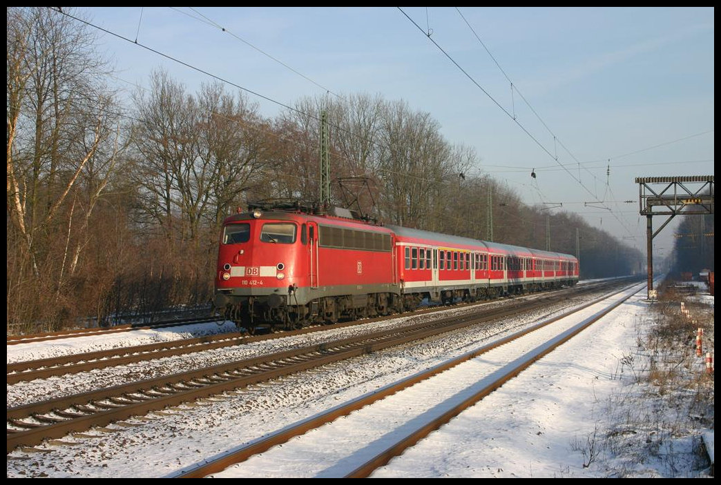 110412-4 erreicht hier am 29.1.2006 um 10.28 Uhr auf der Fahrt nach Münster den nächsten Haltebahnhof Natrup Hagen.