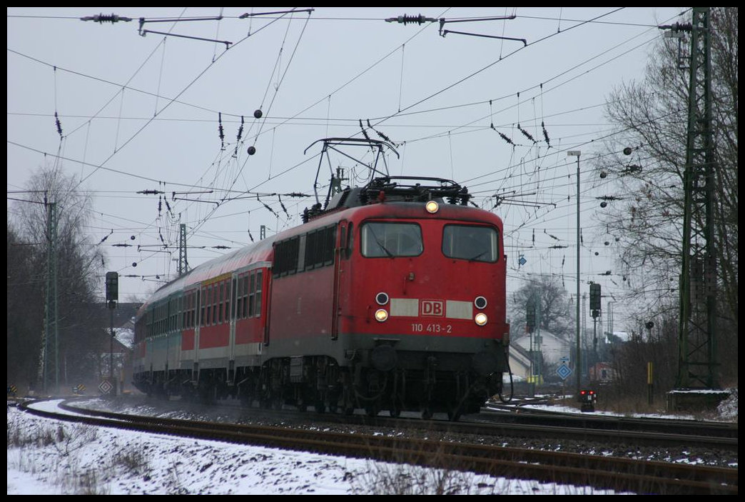 110413-2 verlässt hier den Bahnhof Hasbergen und ist am 28.2.2005 mit ihrem Regionalzug nach Münster unterwegs.