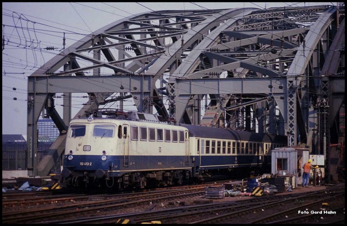 110413 verläßt mit einem Personenzug nach Koblenz die Hohenzollernbrücke in Köln und fährt am 26.4.1990 um 15.35 Uhr in den HBF Köln ein.