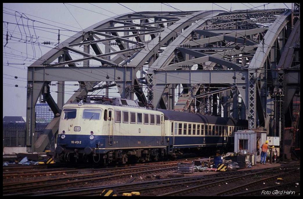 110413 verlässt mit einem Personenzug nach Koblenz am 26.4.2990 um 15.35 Uhr die Hohenzollernbrücke und fährt in den HBF Köln ein.