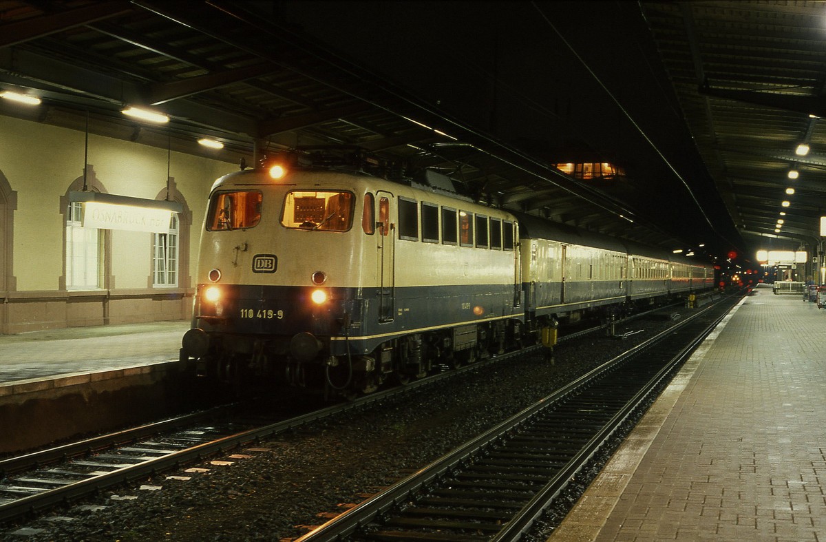 110419 als N 8632 nach Münster steht am 12.1.1990 um 20.00 Uhr auf Gleis 1 im Hauptbahnhof Osnabrück.