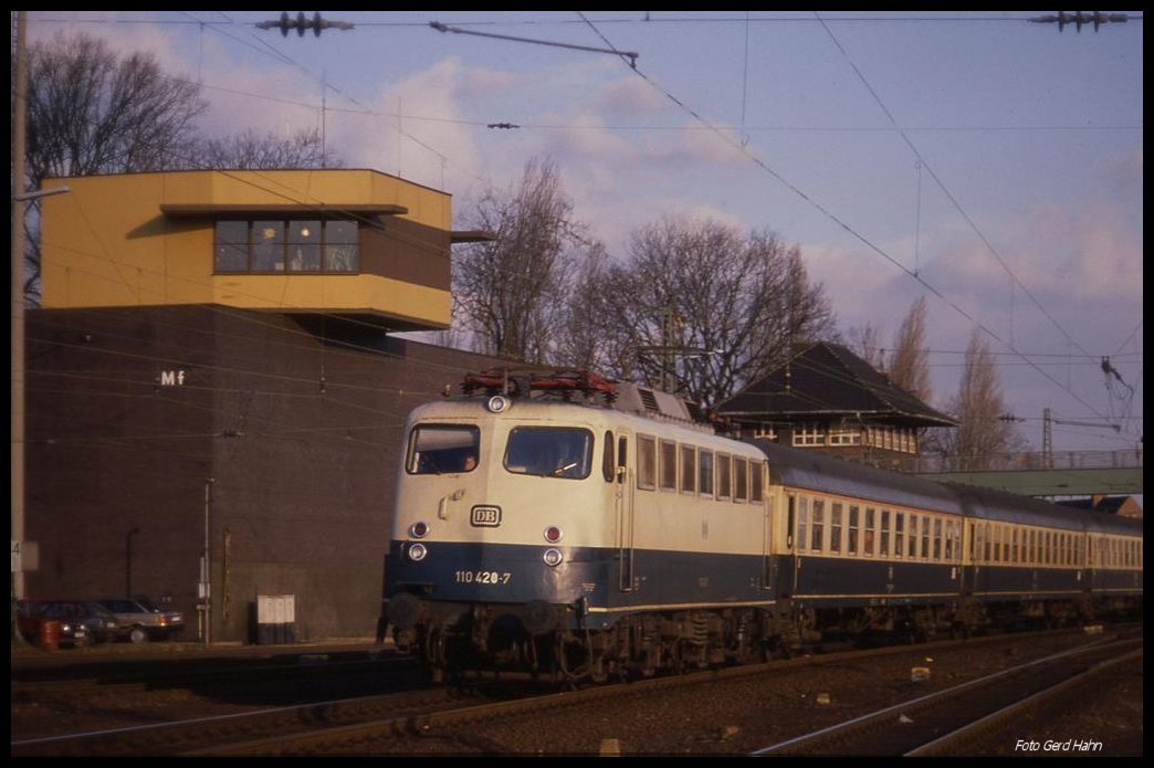 110420 fährt mit dem D 2244 nach Amsterdam am 19.12.1989 um 11.25 Uhr in den HBF Minden in Westfalen ein.