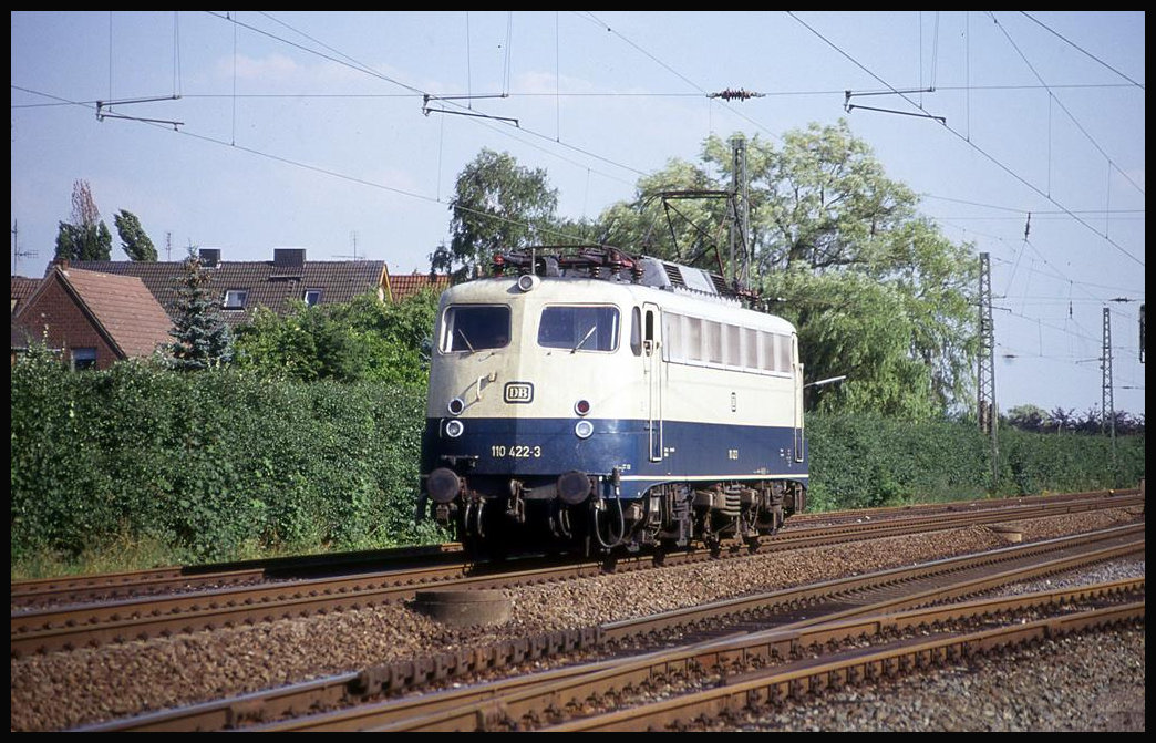 110422 durchfährt solo am 9.7.1993 um 17.35 Uhr den Bahnhof Rinkerode in Richtung Münster.