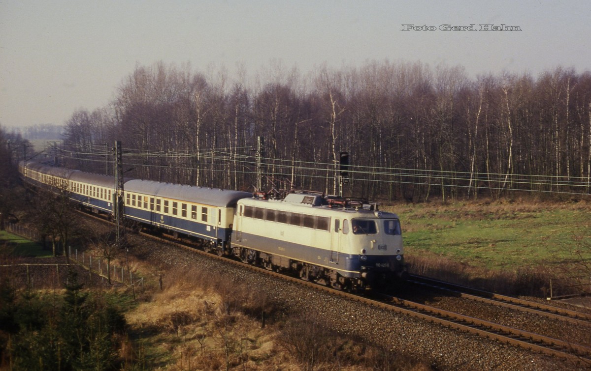 110425 mit dem D 2539 nach Cuxhaven auf der  Rollbahn  in Osnabrück Hörne am 13.2.1988 um 11.52 Uhr.