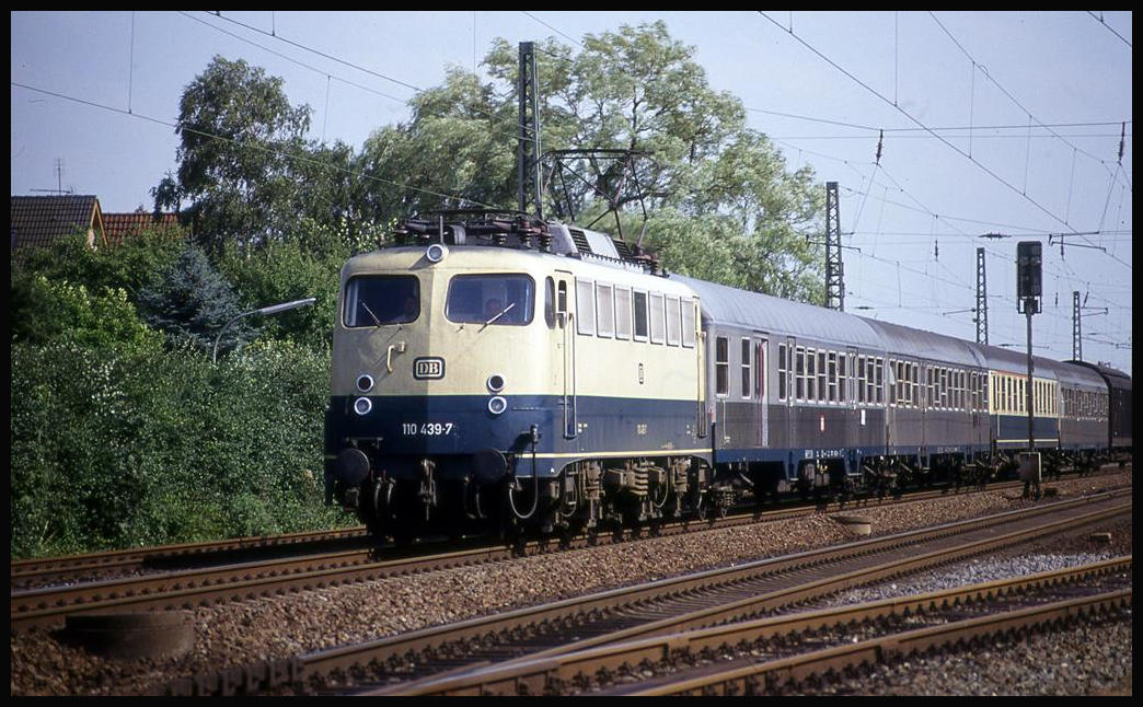 110439 am 9.7.1993 um 18.21 Uhr in Rinkerode mit E 3132 auf dem Weg nach Hamm.