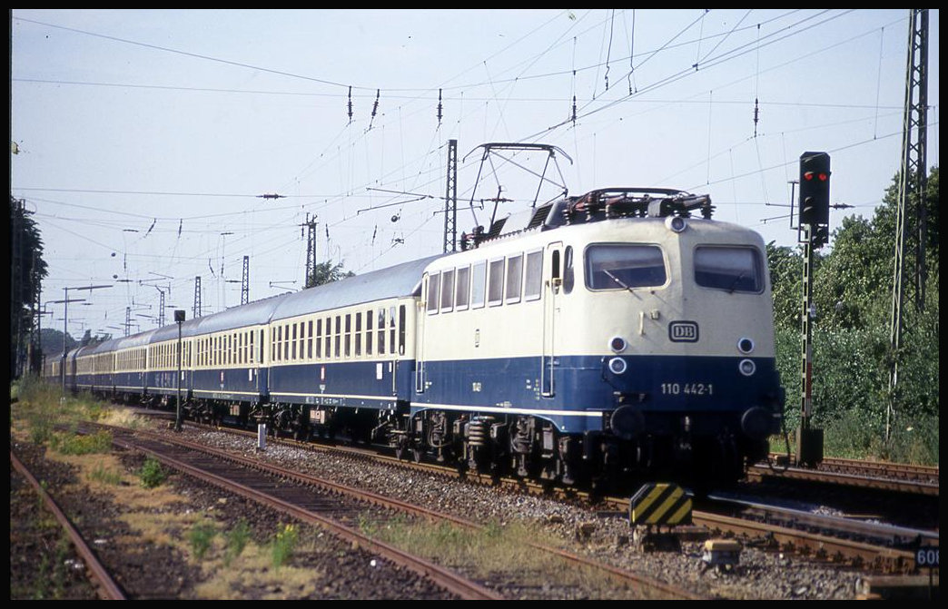 110442 mit D 1732 nach Köln kommt hier am 9.7.1993 um 17.06 Uhr durch Rinkerode.