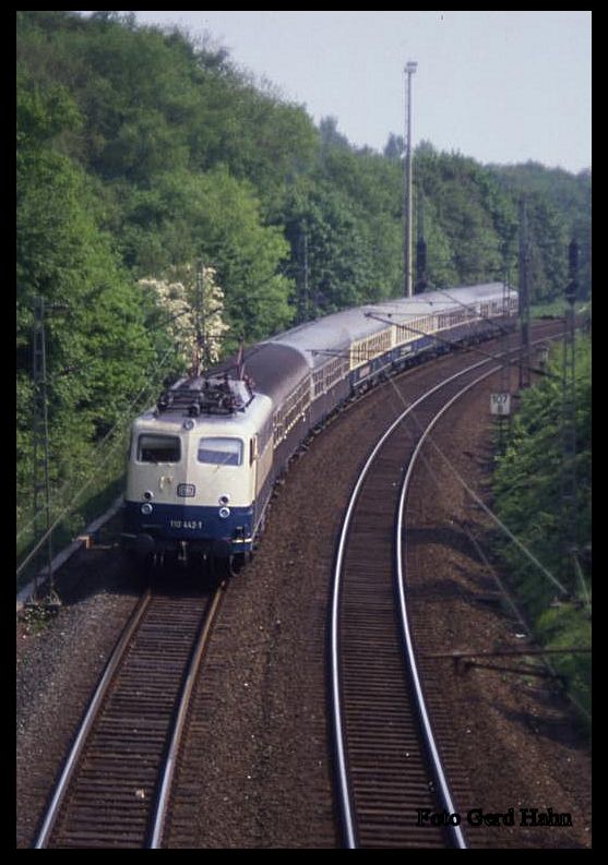 110442 war am 18.5.1989 um 11.08 Uhr am Ortsrand von Hasbergen mit einem Gesellschaftszug auf der Rollbahn in Richtung Münster unterwegs. Im Zug wurden zwei damals noch mit Gesellschaftswagen bezeichnete Fahrzeuge mitgeführt.