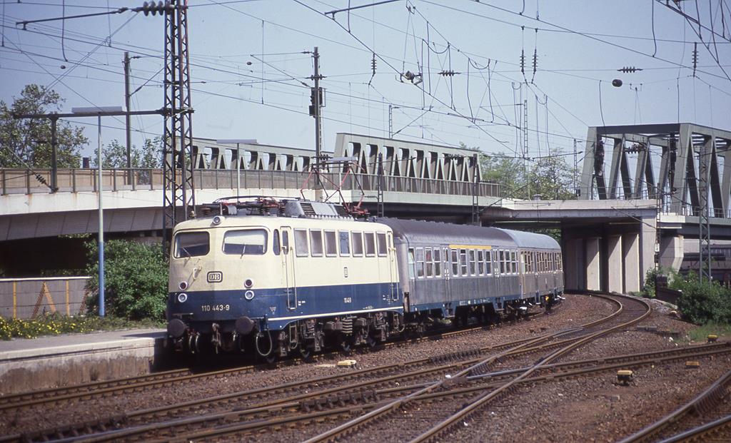 110443 kam hier am 21.5.1992 um 14.36 Uhr mit einem Personenzug in Richtung Köln HBF in Köln Deutz an.