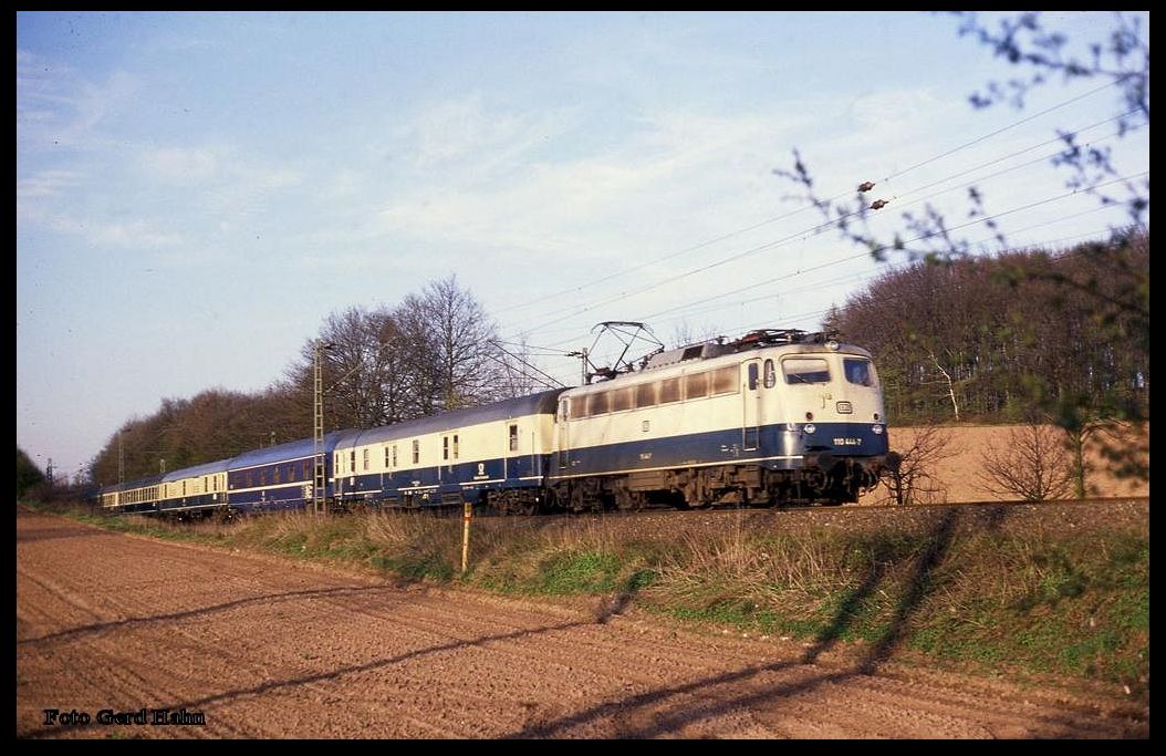 110444 ist am Ortsrand von Hasbergen am 9.4.1989 um 18.52 Uhr mit dem D 2736 nach Köln unterwegs.