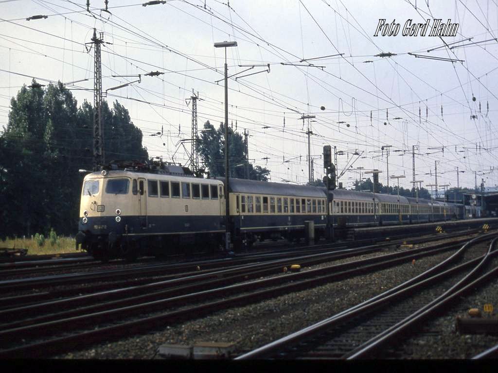 110447 verläßt mit D 2737 nach Westerland am 13.8.1988 um 9.50 Uhr den Hauptbahnhof von Osnabrück.
