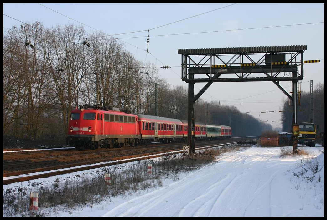 110448 erreicht hier mit dem Regionalzug auf der Fahrt nach Münster am 5.3.2005 den Bahnhof Natrup Hagen.