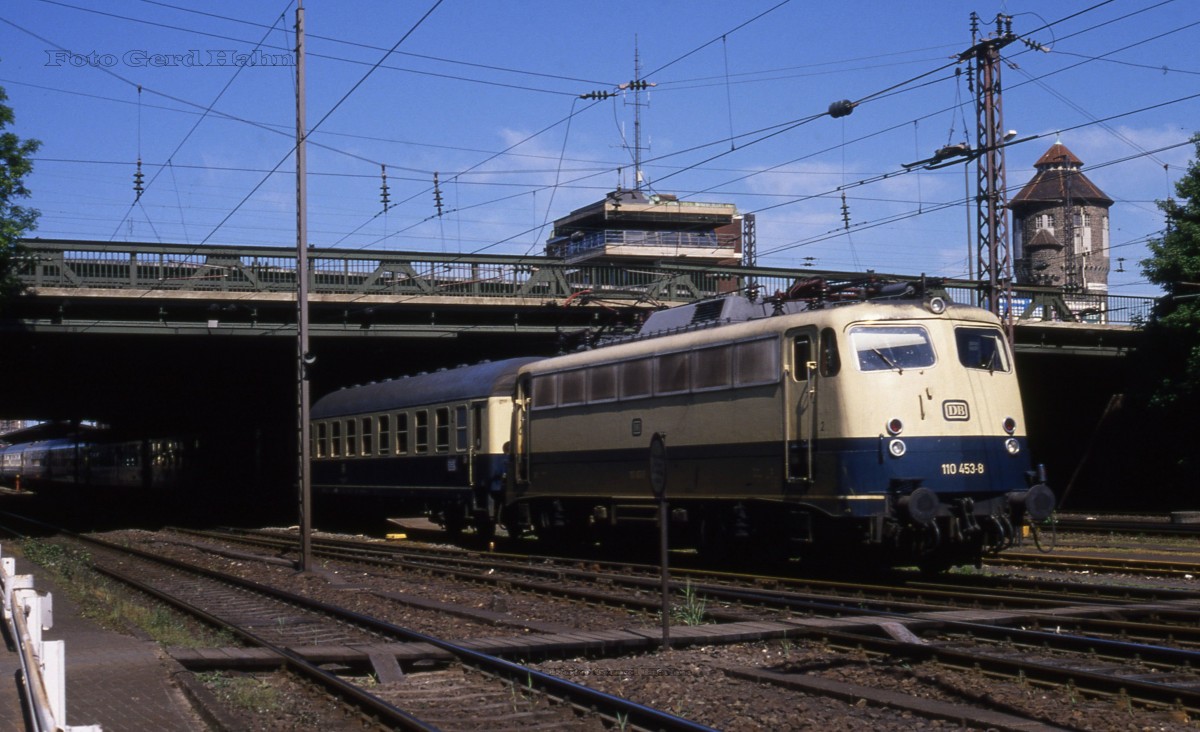 110453 verläßt am 12.5.1988 um 11.18 Uhr mit dem Interzonenzug D 345 nach Berlin den unteren Bahnhof des HBF Osnabrück. Im Hintergrund kann man noch das Zentralstellwerk und den Osnabrücker Wasserturm sehen.