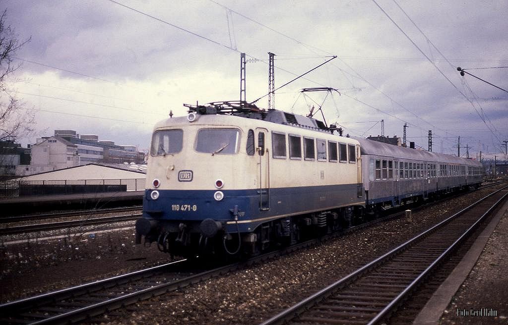 110471 mit E 3413 nach Ulm am 3.3.1989 um 12.12 Uhr in Stuttgart - Untertürkheim.